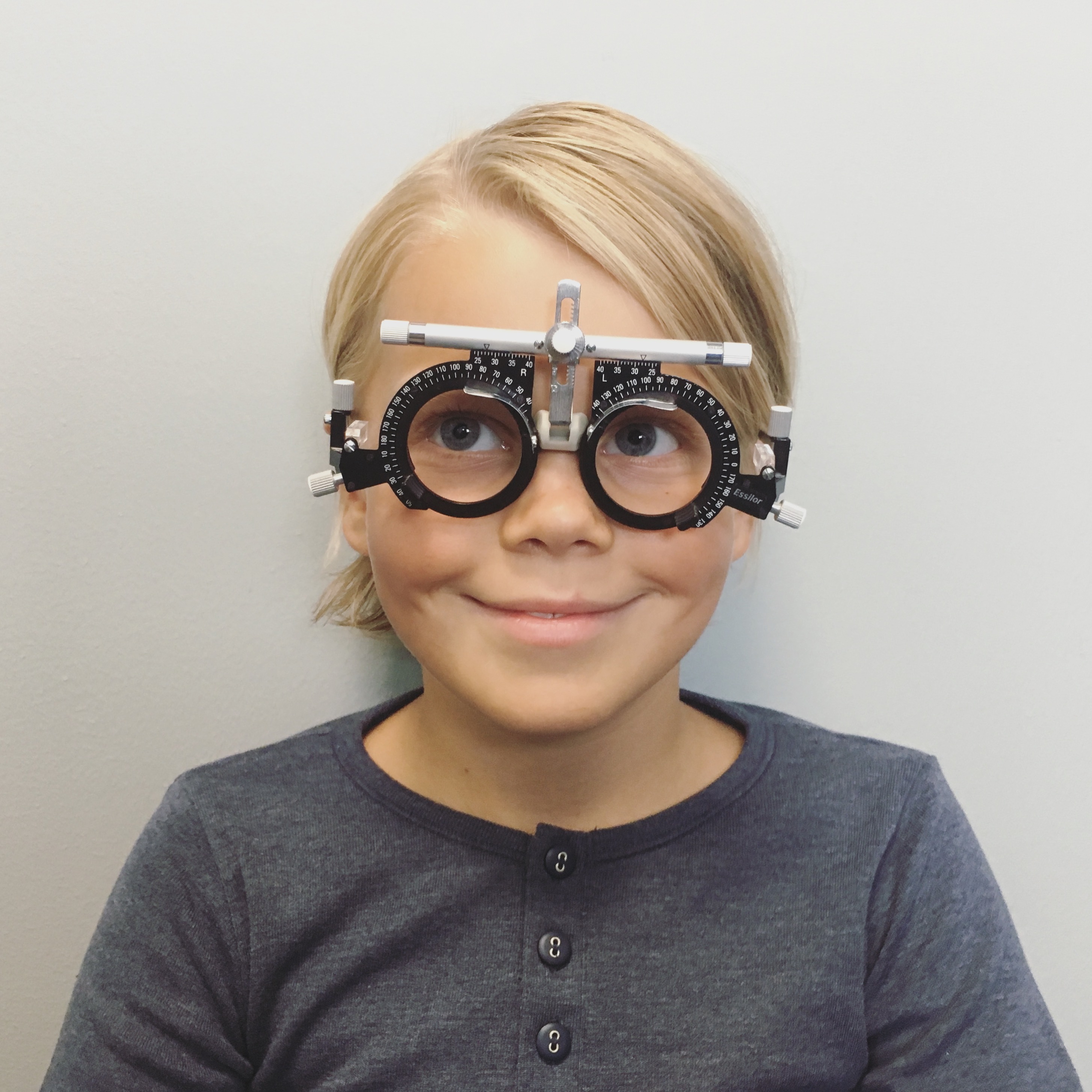 Gutt med prøvebrille, NAV barnebrille, regler