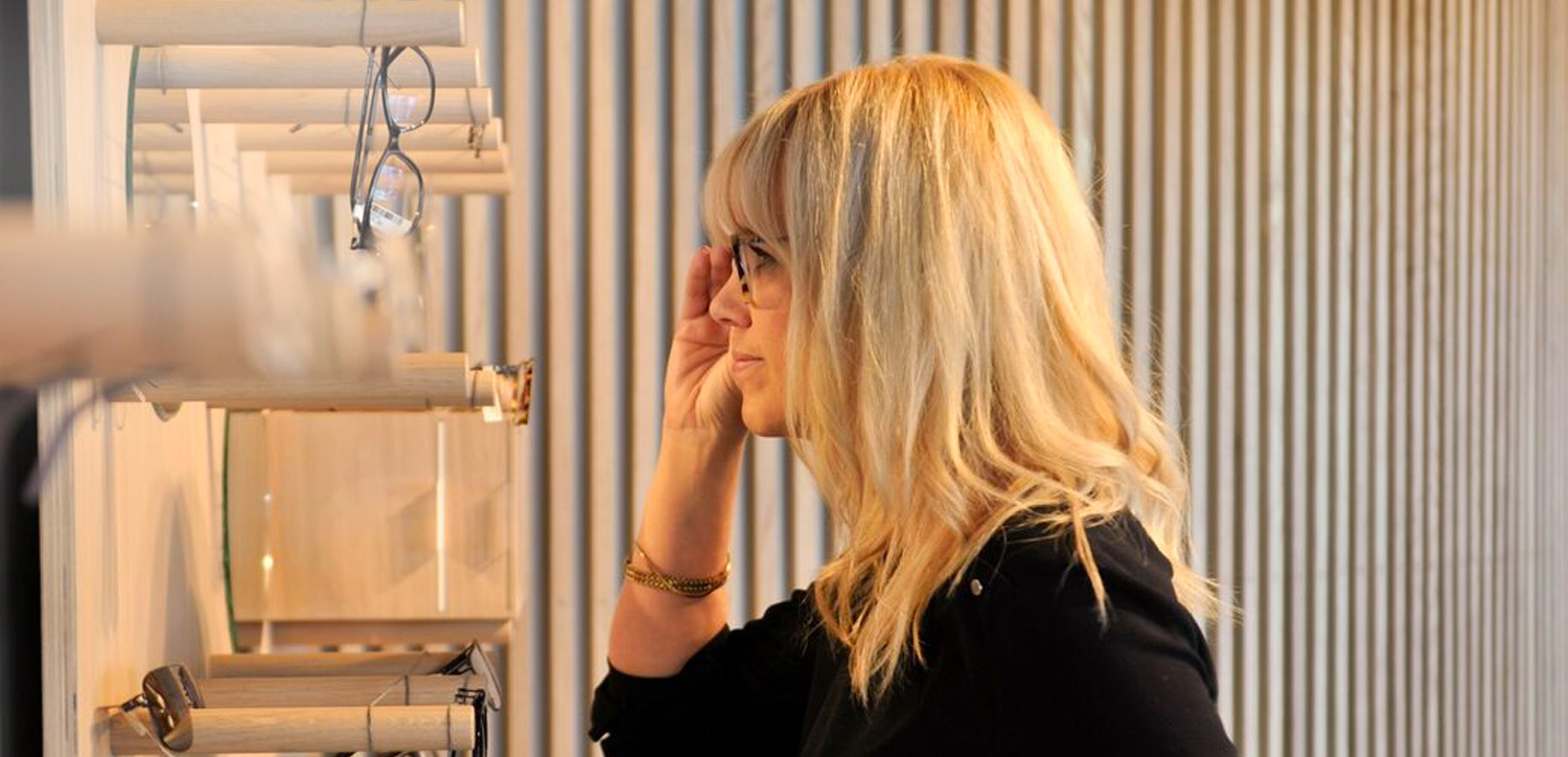 Bilde av dame som prøver Lindberg briller hos Erøy Optikk i Kristiansand