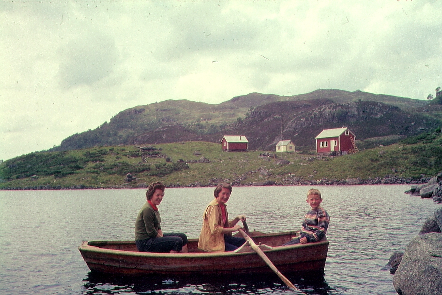 Gammelt bilde av dame som ror båt i brillebutikken Erøy Optikk